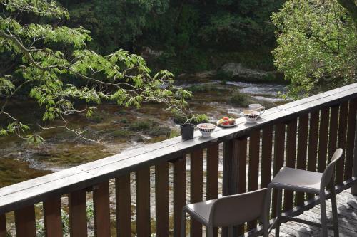 Hoo!Hoo! في Ono: شرفة مع طاولة وكرسي ونهر