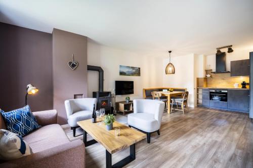 una sala de estar con un sofá y una mesa en Landal Bad Kleinkirchheim, en Bad Kleinkirchheim
