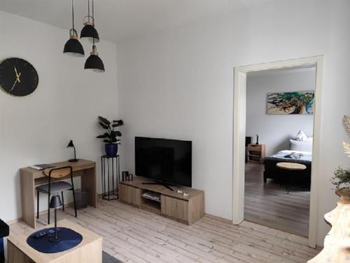 Μια τηλεόραση ή/και κέντρο ψυχαγωγίας στο Charmantes Haus-im-Haus Apartment mit eigenem Hauseingang