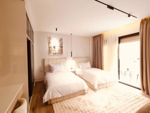 Postel nebo postele na pokoji v ubytování جناح فندقي مريح في قلب القاهرة