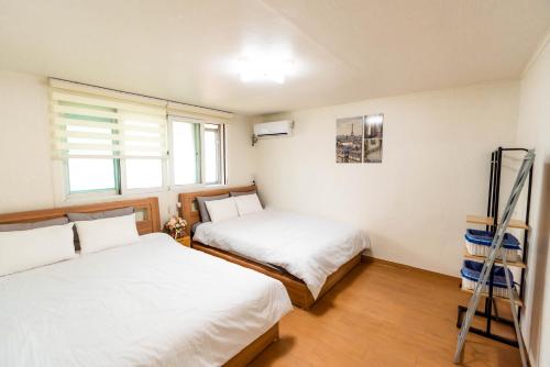 En eller flere senge i et værelse på 서울 홍대 야피게스트하우스 홍대입구역6번출구 큰집 2Room 단독전체사용