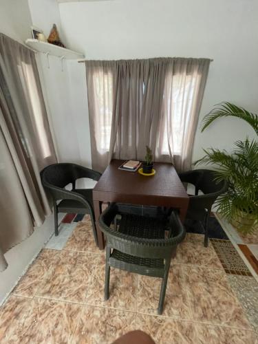 einen Esstisch und Stühle in einem Zimmer in der Unterkunft Allegria Beachfront Resort in Alegria