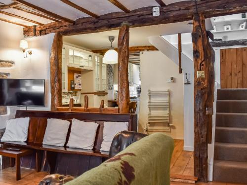 ein Wohnzimmer mit einer Couch und einer Treppe in der Unterkunft Greystones in Kirkby Stephen