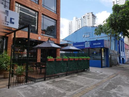 ベレンにあるSmart Malls Flatsの建物の前にあるレストラン(テーブルと傘付)