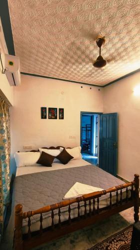 a bedroom with a large bed in a room at Lake and Paddy holiday home in Alleppey