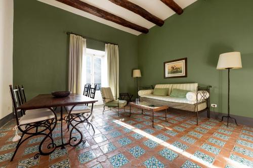 a living room with a couch and a table at Relais Regina Giovanna in Sorrento