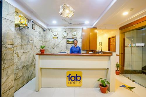 ムンバイにあるFabHotel Cruz Royale - Nr- Bandra Westのホテルの部屋の受付デスクにいるCEO