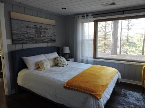 HartfordにあるThe Middle Houseの大きなベッドと窓のある寝室