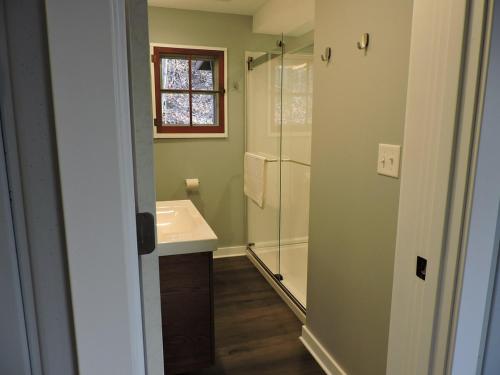 HartfordにあるThe Middle Houseのシャワーと洗面台付きのバスルーム