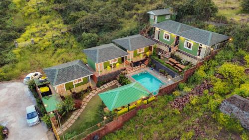 Bazén v ubytování Venkateshwara Jungle Resort nebo v jeho okolí