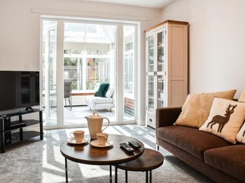 Una sala de estar con un sofá y una mesa de café. en Beach Bungalow, en Belton