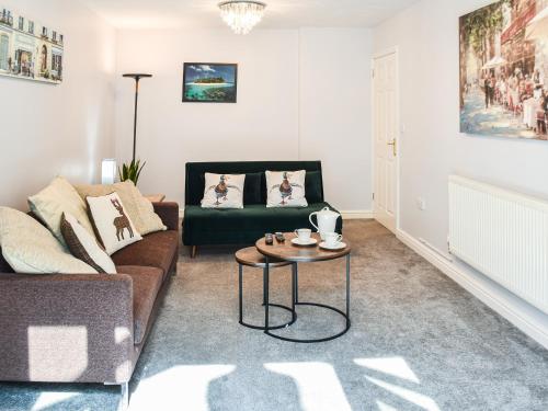 una sala de estar con un sofá y una mesa en Beach Bungalow, en Belton