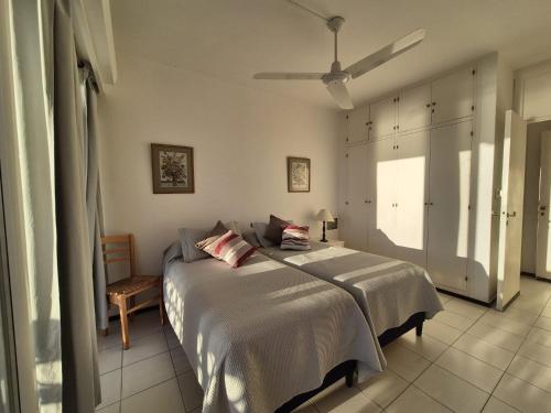 een slaapkamer met een bed en een raam bij Apart Edificio Vanguardia frente al mar in Punta del Este