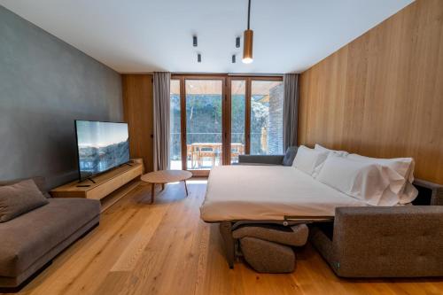 Ένα ή περισσότερα κρεβάτια σε δωμάτιο στο Luxurious Mountain Gem Enjoy Nature l Gym Sauna Pool l 1 MINUTE WALK TO SLOPES l by BonesVacances