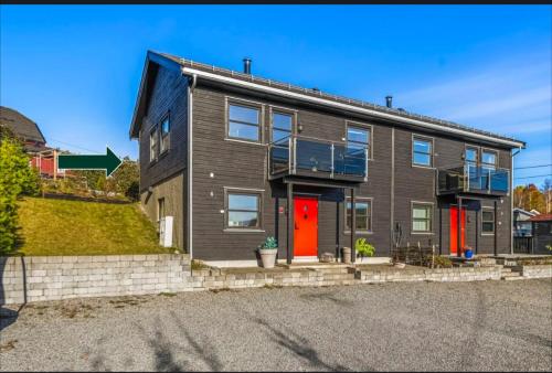 een huis met een rode deur in een straat bij Dal Homestay Haven 4U in Dal