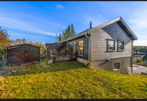 een huis met een grote tuin met een huis bij Dal Homestay Haven 4U in Dal