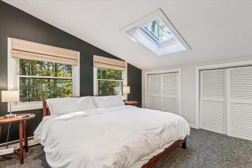 Ένα ή περισσότερα κρεβάτια σε δωμάτιο στο First Chair Chalet