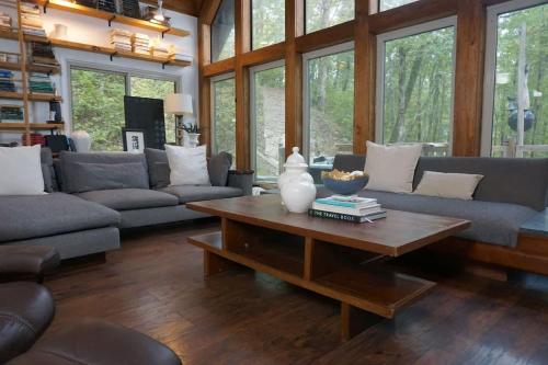 Posezení v ubytování Modern Family 4BR Lake Retreat - Fire Pit - Dock