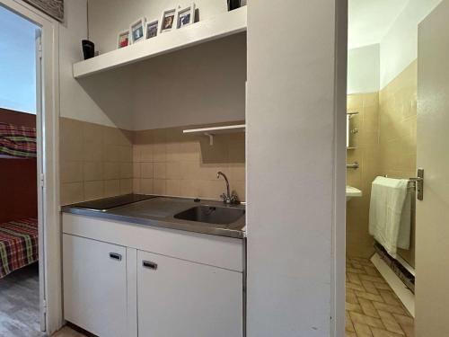 - une petite cuisine avec évier dans la chambre dans l'établissement Studio confort 4 pers. à 50m des pistes, Wifi, animaux admis - FR-1-525-291, à Superdevoluy