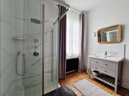 une salle de bain avec une douche, un lavabo et un miroir dans l'établissement Le Secret - Cozy Normandy Home with garden, à Neufchâtel-en-Bray