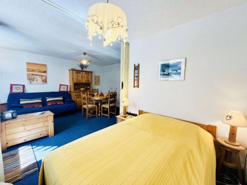 a bedroom with a yellow bed and a couch at Studio cabine + coin nuit, 6 couchages, Vars Les Claux, proche pistes et commerces - FR-1-330B-174 in Vars