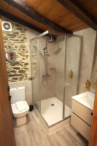 a bathroom with a shower with a toilet and a sink at Casa do Talasnal Montanhas de Amor in Lousã