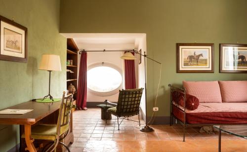 a living room with a couch and a table at Relais Regina Giovanna in Sorrento