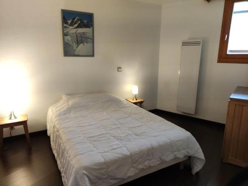 Un dormitorio con una cama grande y dos lámparas. en Appartement Spacieux pour 9 Pers., Balcon Sud-Ouest, Wifi Inclus, Proche Pistes - Isola 2000 - FR-1-292-109, en Isola 2000