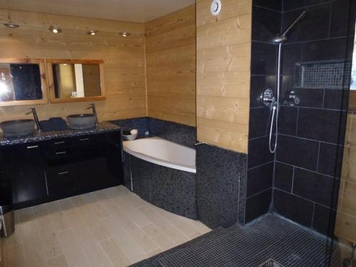 Un baño con bañera, lavabo y ducha. en Appartement Spacieux pour 9 Pers., Balcon Sud-Ouest, Wifi Inclus, Proche Pistes - Isola 2000 - FR-1-292-109, en Isola 2000