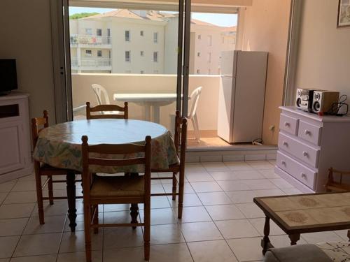 Studio Cabine à Hyères : piscine, proche port, plages et aéroport, parking inclus