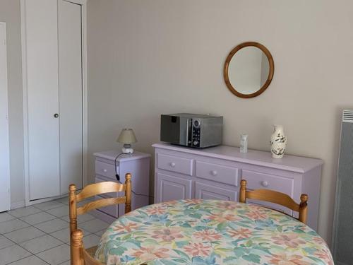 Studio Cabine à Hyères : piscine, proche port, plages et aéroport, parking inclus