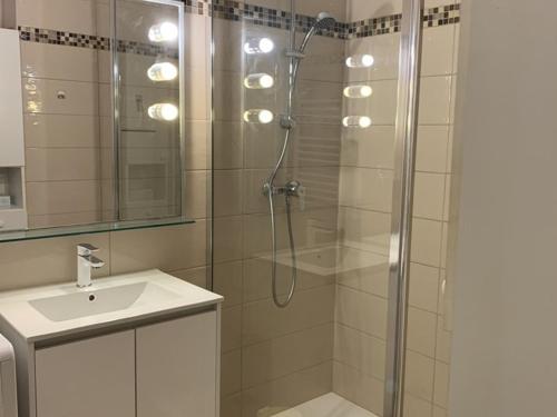 Appartement 1er étage avec parking, proche plage et commerces, Hyères