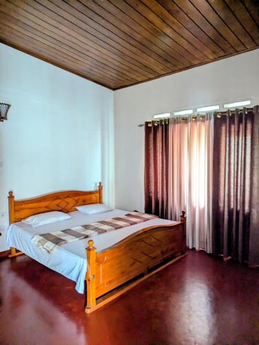 エッラにあるFelix Holiday Bungalowの部屋に木製のベッドがある寝室
