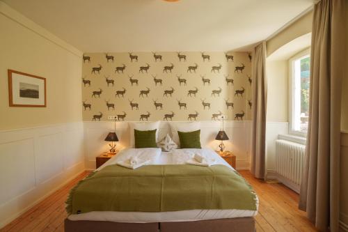 Postel nebo postele na pokoji v ubytování Altes Forsthaus - Fewo "Wiesental", privater "Spa" mit Sauna, Wanne und Relaxliegen, Todtnau- Feldberg