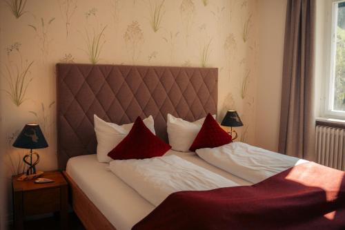 Postel nebo postele na pokoji v ubytování Altes Forsthaus - Fewo "Hasenhorn", mit privater Sauna, Todtnau- Feldberg