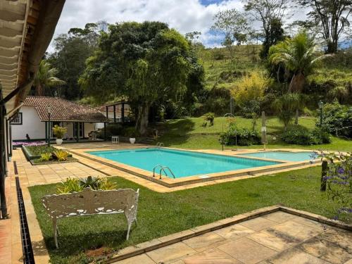 Bazén v ubytování Hotel Fazenda Jurea Super conforto e HIstória - Local de gravação Novela Escrava Isaura nebo v jeho okolí