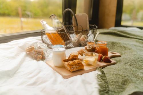 ein Tablett mit Essen auf dem Bett in der Unterkunft Parcel Tiny House I Elevage du Puits Carré in Dame-Marie