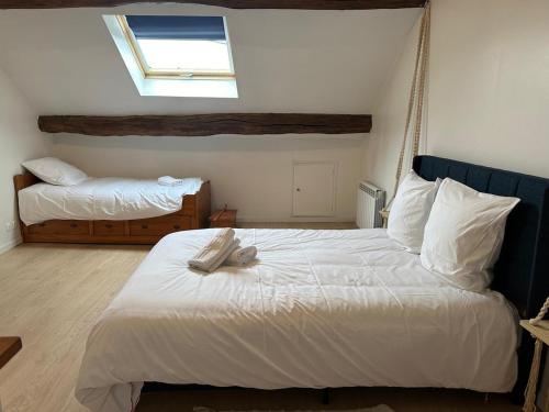 Een bed of bedden in een kamer bij La Maison des Ormes