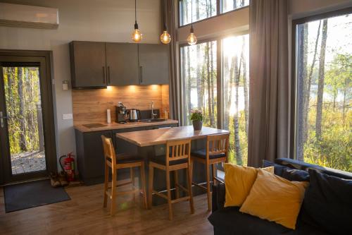 LādezersにあるBrīvdienu māja Empagiの部屋にテーブルと椅子のあるキッチン