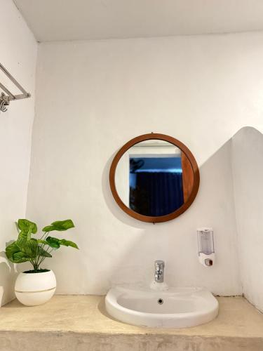 a bathroom with a sink and a mirror at Lagoluxe in Gretek