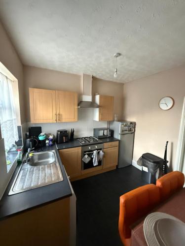 Kuchyň nebo kuchyňský kout v ubytování Cosy Room Near Train & Hospital