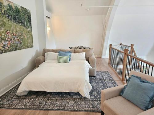 un salon avec un lit et un canapé dans l'établissement New Barn House 1 BR & BIG Loft on 3 serene acres, à Fairplay