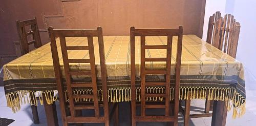 KalapaluwawaにあるNew Colombo Villageのテーブル(椅子2脚、テーブルクロス付)