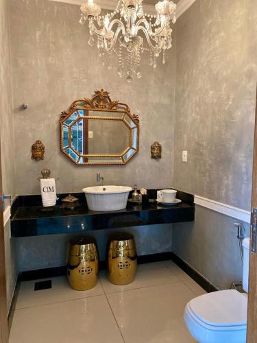 a bathroom with a sink and a mirror at COP30 ALTO PADRÃO Belém Brasil in Belém