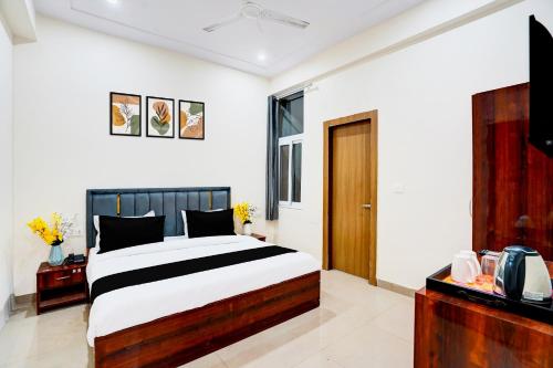 Postel nebo postele na pokoji v ubytování Hotel O Divine Inn