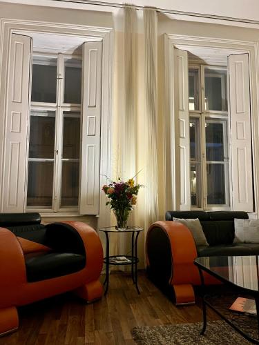 Pyvo Street Home with balcony by NW