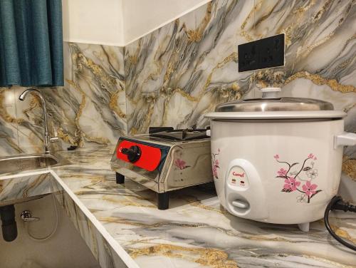 een keuken met een broodrooster op een aanrecht bij SandaLuck House Ahangama in Ahangama