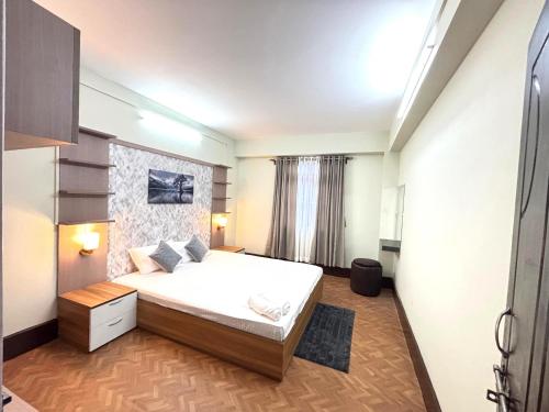 een slaapkamer met een groot bed in een kamer bij Khangrila Nest Homestay in Sombāri