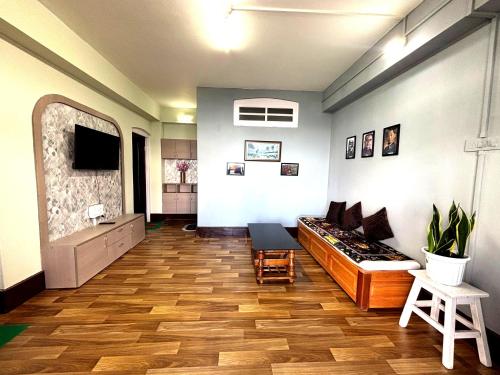 een grote kamer met een bed en een grote spiegel bij Khangrila Nest Homestay in Sombāri