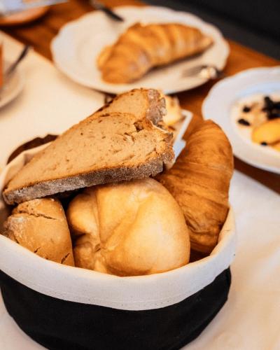 miskę chleba i wypieków na stole w obiekcie Aparthotel Pfeffermühle w mieście Ramsau am Dachstein